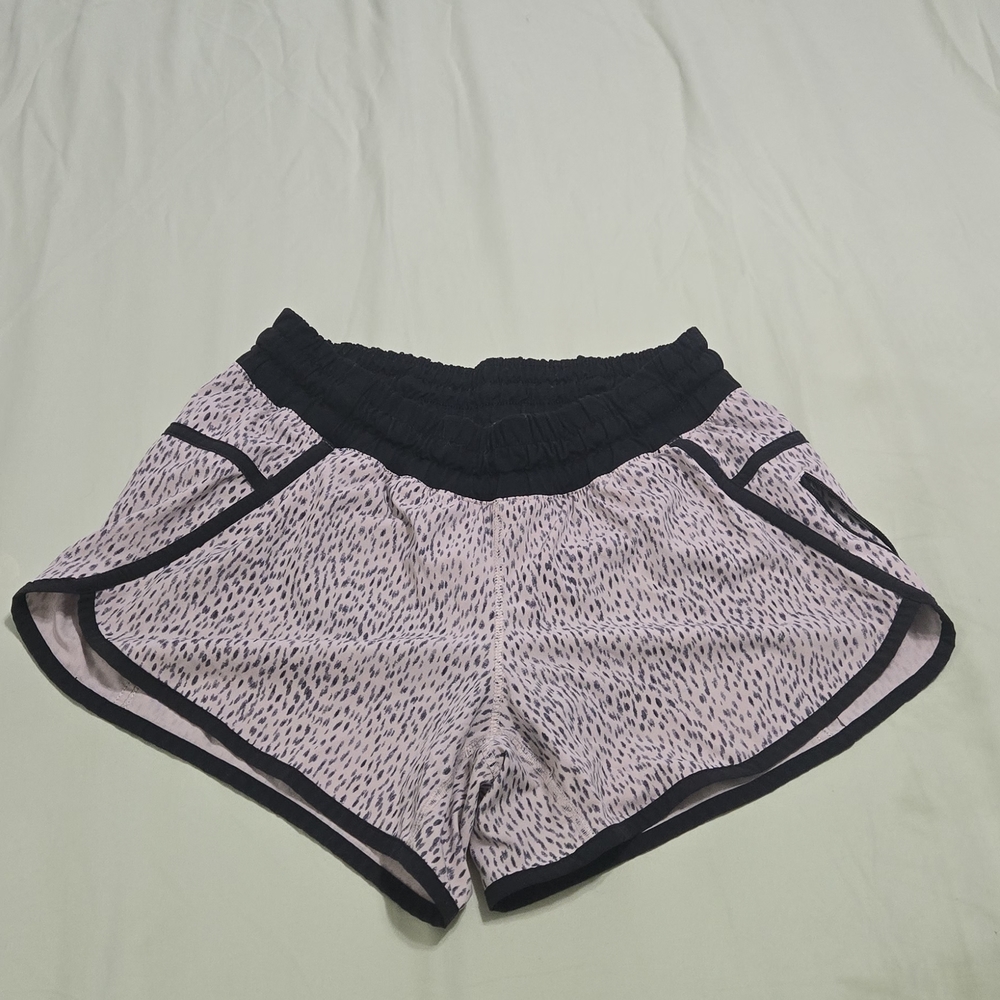 Lululemon Tracker Short Low-Rise 2.5 inseam Size 6